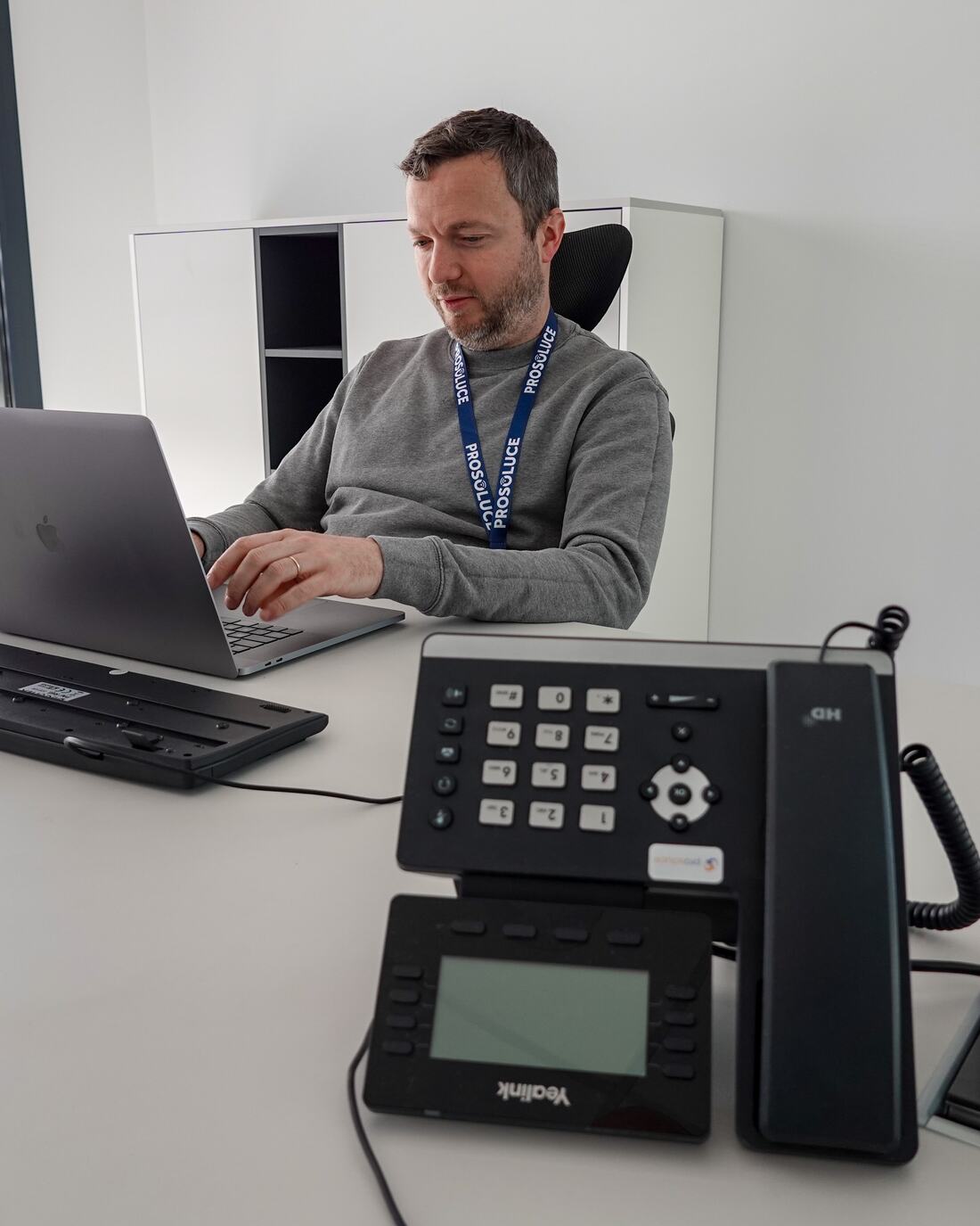 Téléphone de bureau professionnel sur un poste de travail