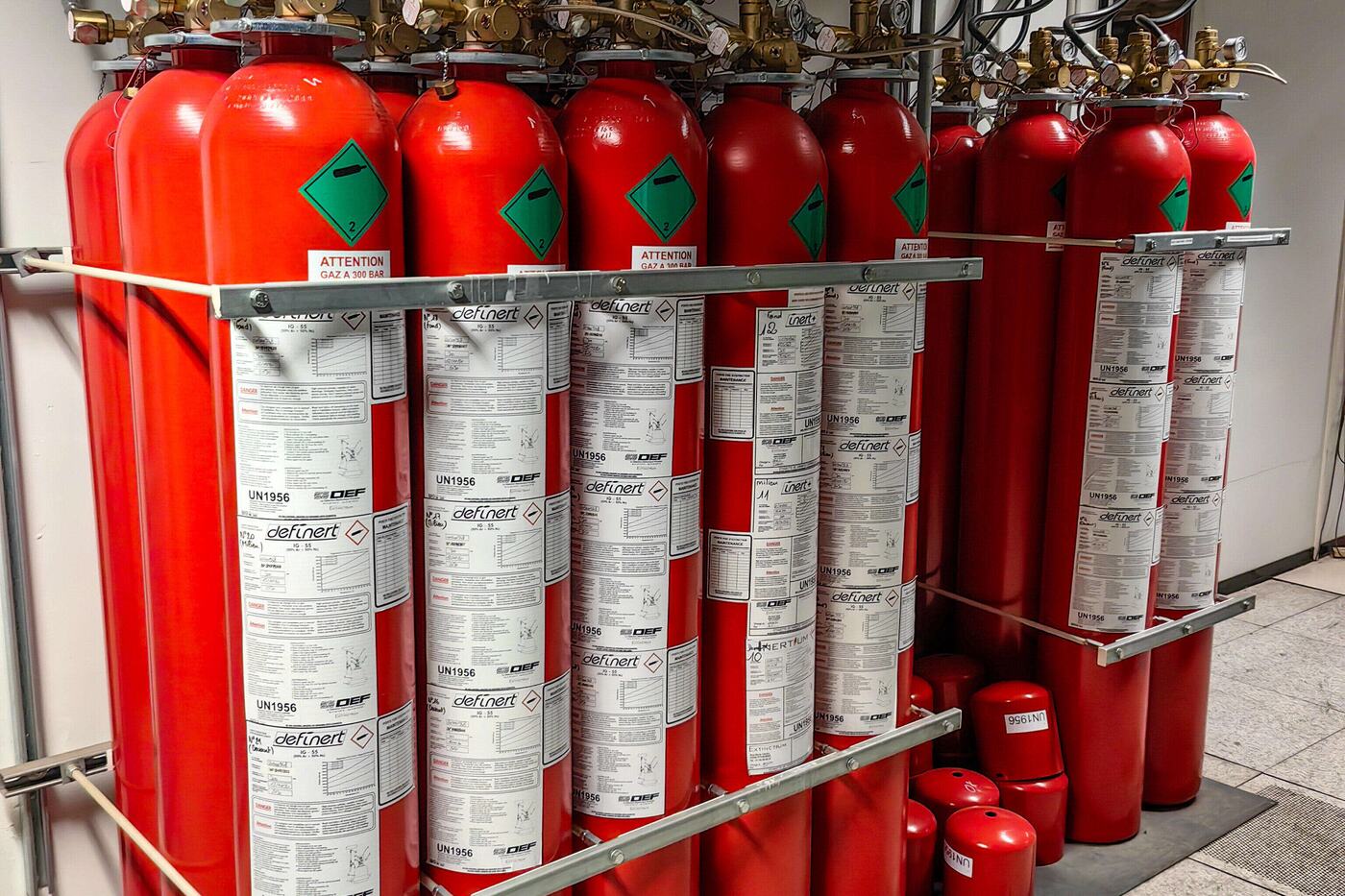 Allée de baies sécurisées dans un datacenter