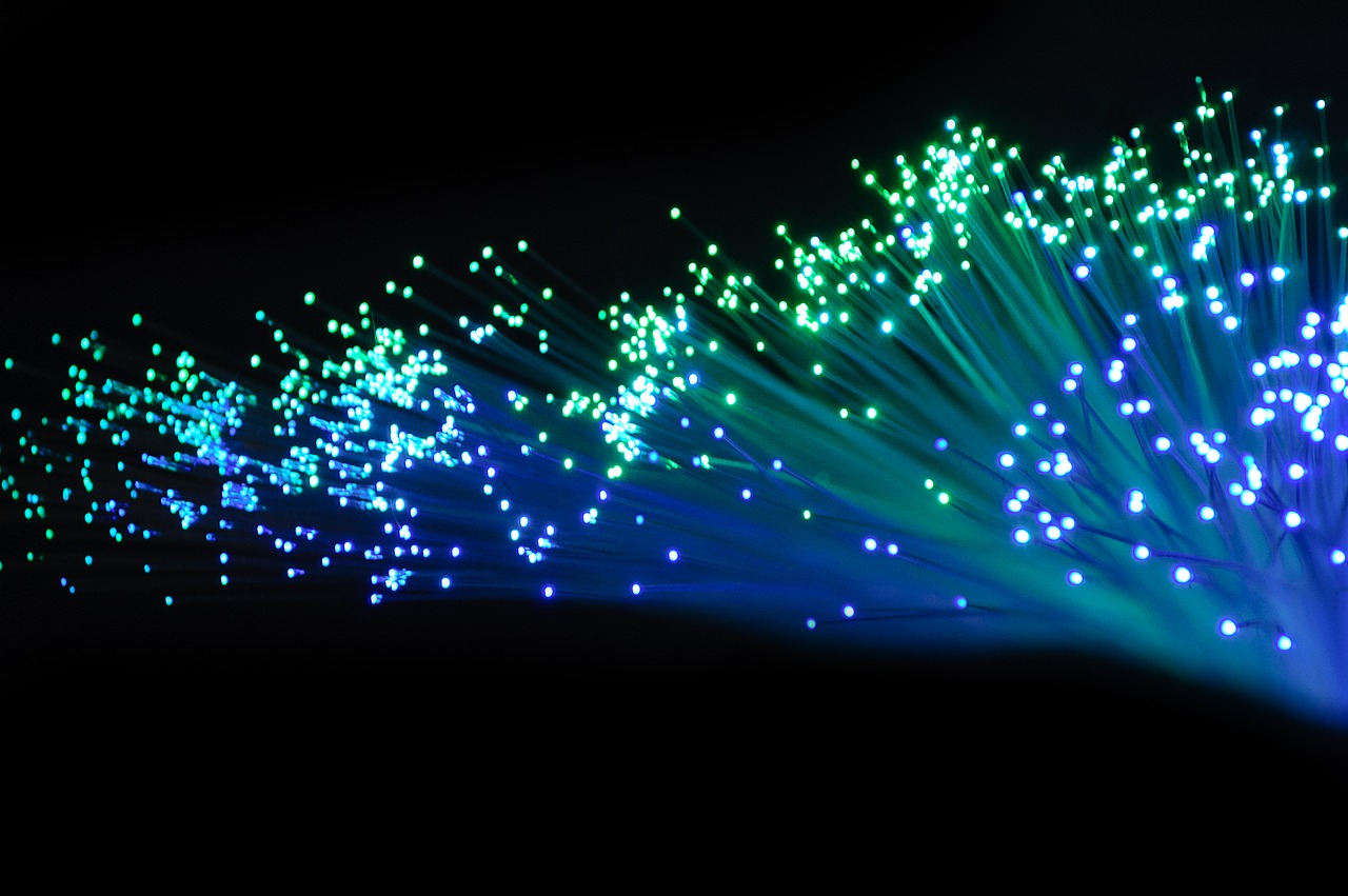 Faisceau de fibres optiques lumineuses bleues et vertes